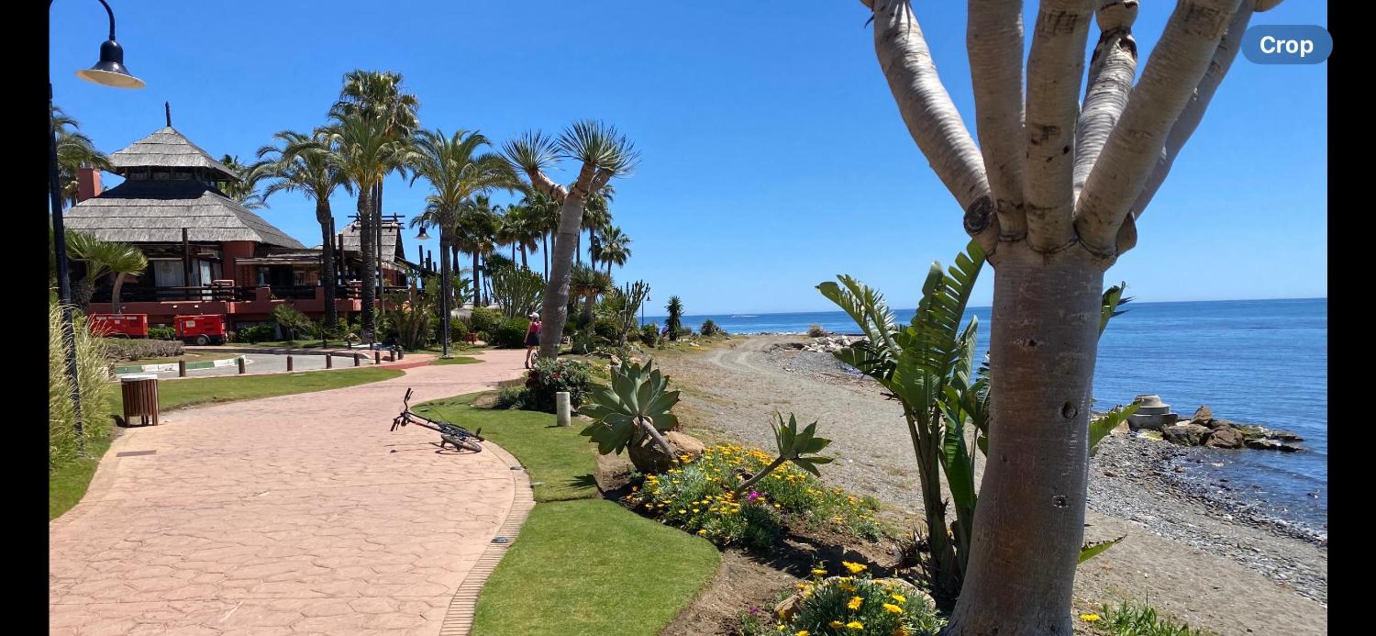 Luxury 3 bed Duplex Penthouse, 3 mins walk to the beach view 2