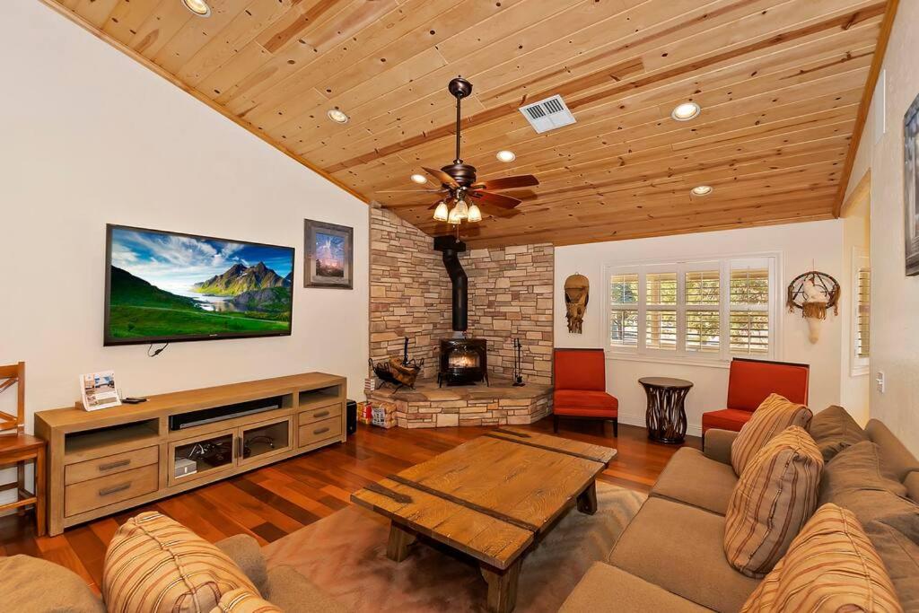 Minnow's Big Bear Estate 1.5 Acres W Game Room view 5