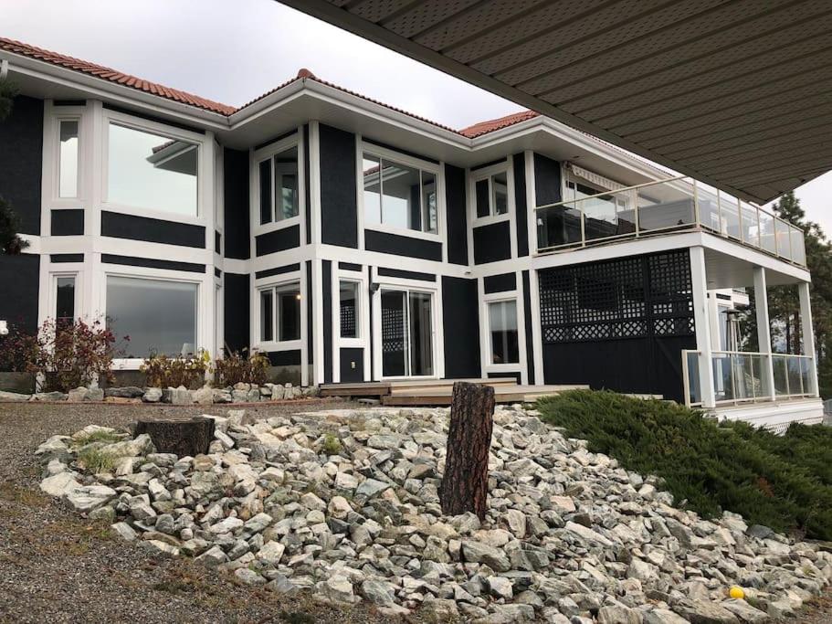 heated pool, hot tub, 3 AC ensuites, lake view