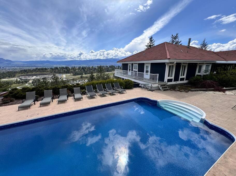 heated pool, hot tub, 3 AC ensuites, lake view