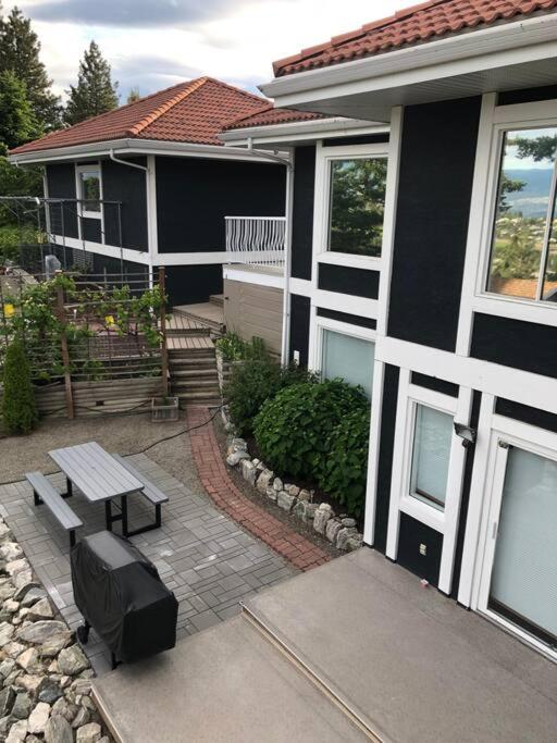 heated pool, hot tub, 3 AC ensuites, lake view