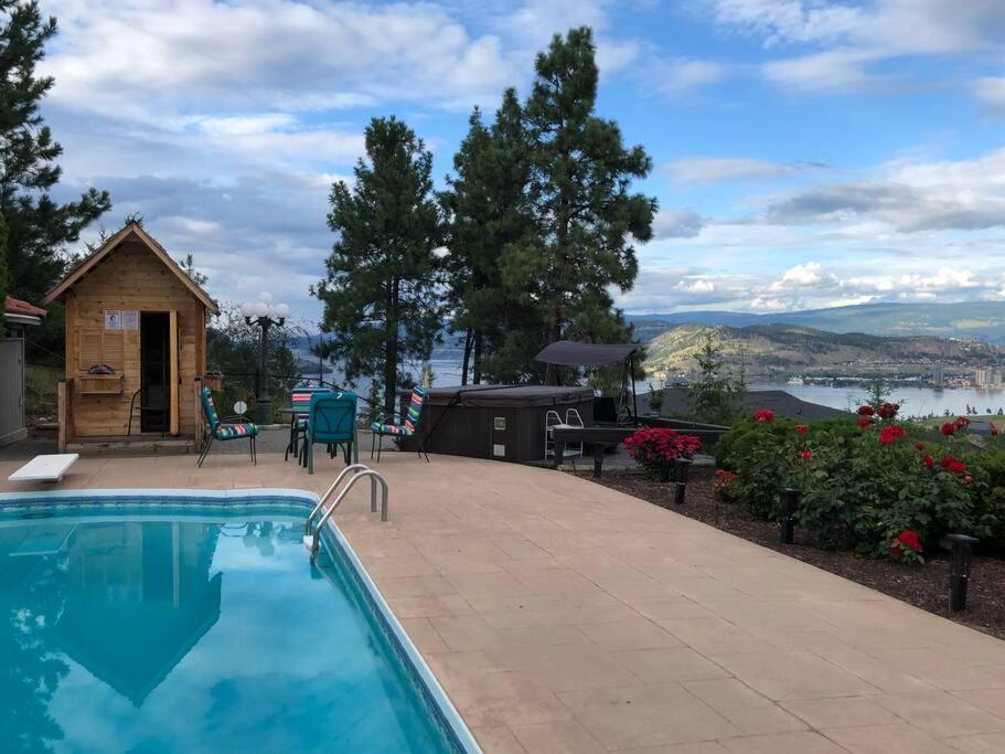 heated pool, hot tub, 3 AC ensuites, lake view