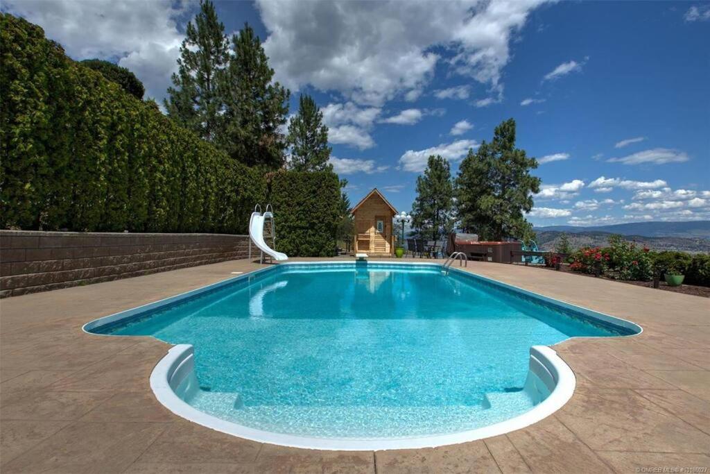 heated pool, hot tub, 3 AC ensuites, lake view