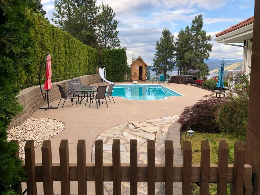 heated pool, hot tub, 3 AC ensuites, lake view