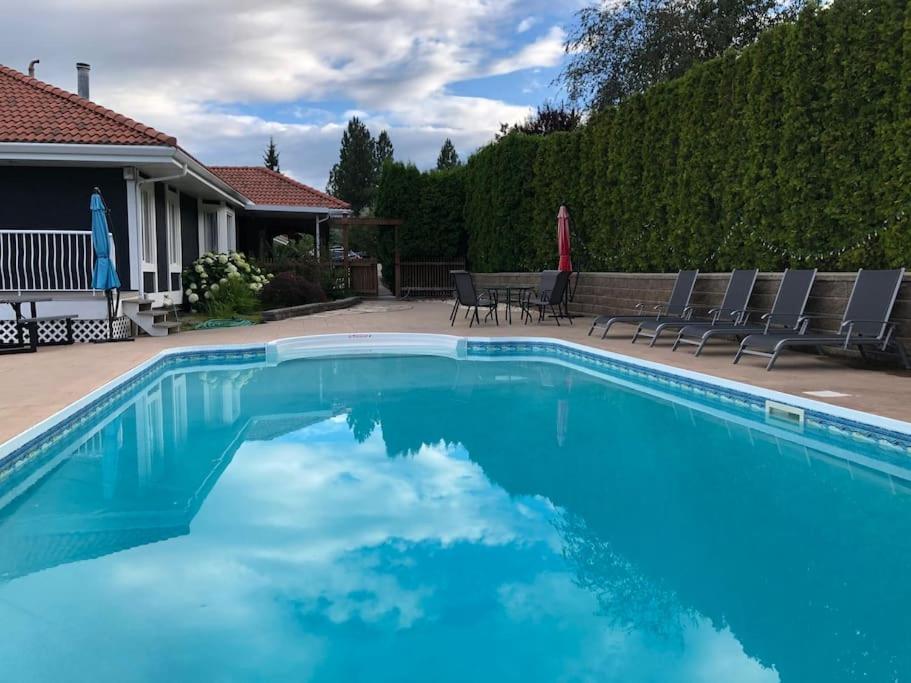 heated pool, hot tub, 3 AC ensuites, lake view