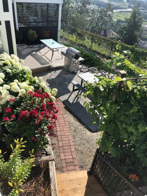 heated pool, hot tub, 3 AC ensuites, lake view