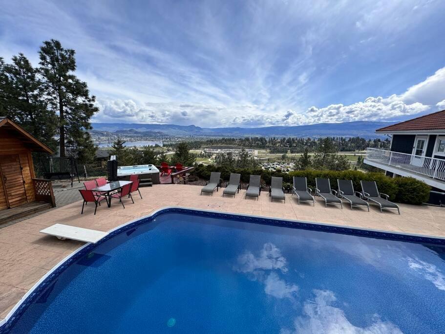 heated pool, hot tub, 3 AC ensuites, lake view