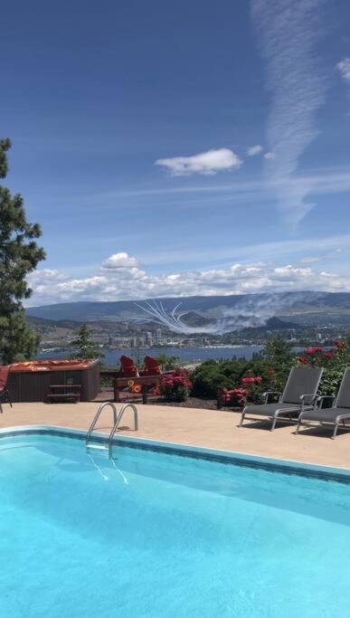 heated pool, hot tub, 3 AC ensuites, lake view