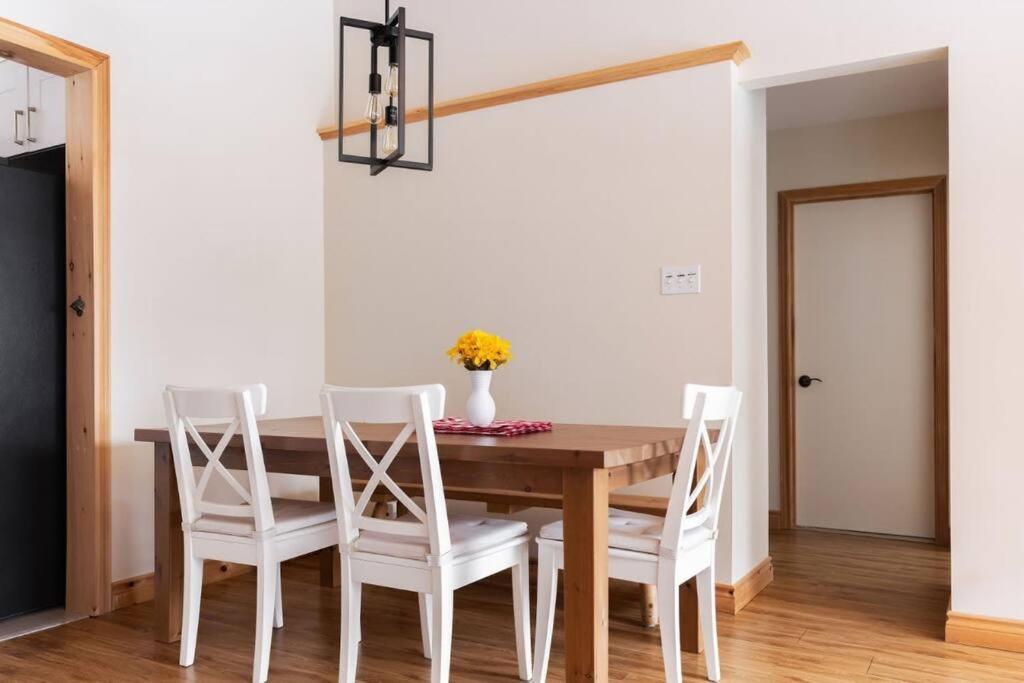 3BR Rebecca Lakehouse with Fireplace Wifi and Dock