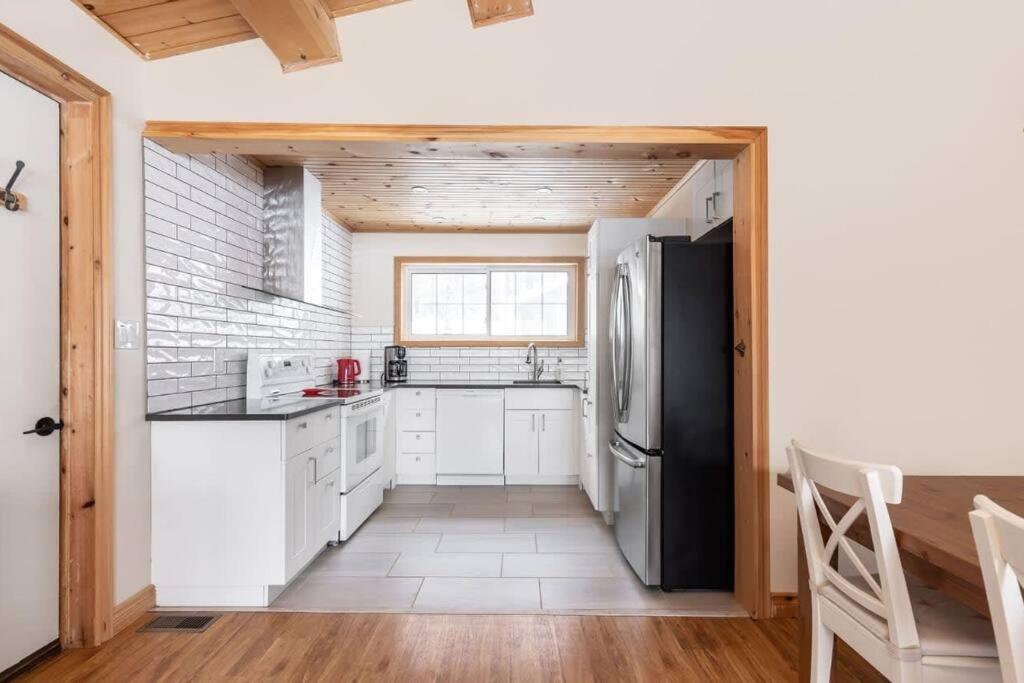 3BR Rebecca Lakehouse with Fireplace Wifi and Dock