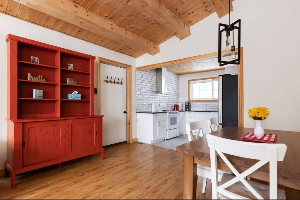 3BR Rebecca Lakehouse with Fireplace Wifi and Dock