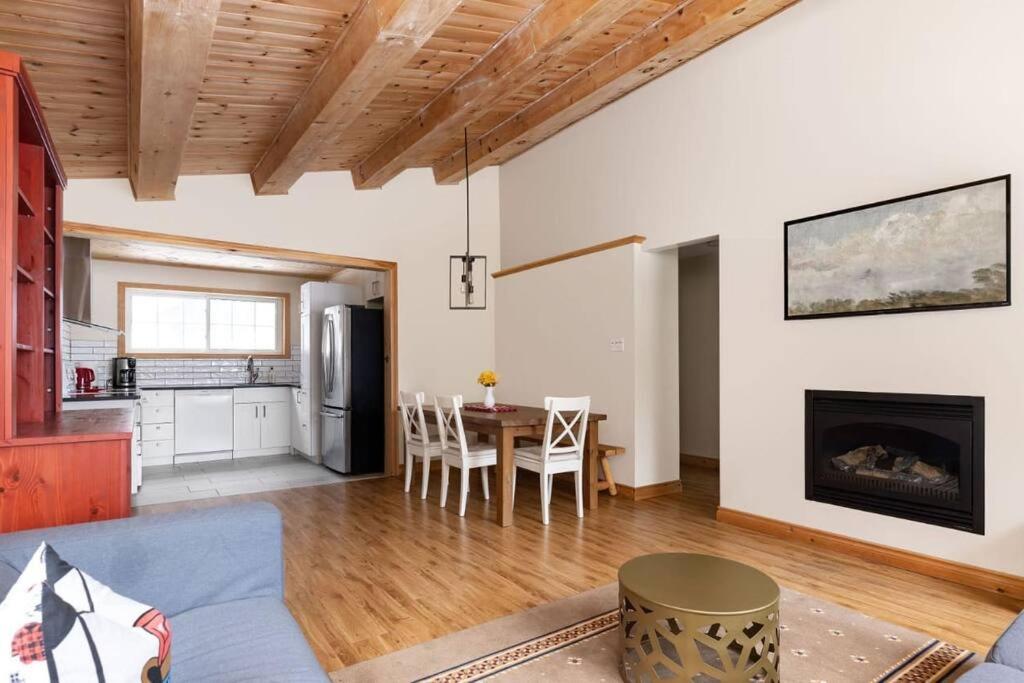 3BR Rebecca Lakehouse with Fireplace Wifi and Dock