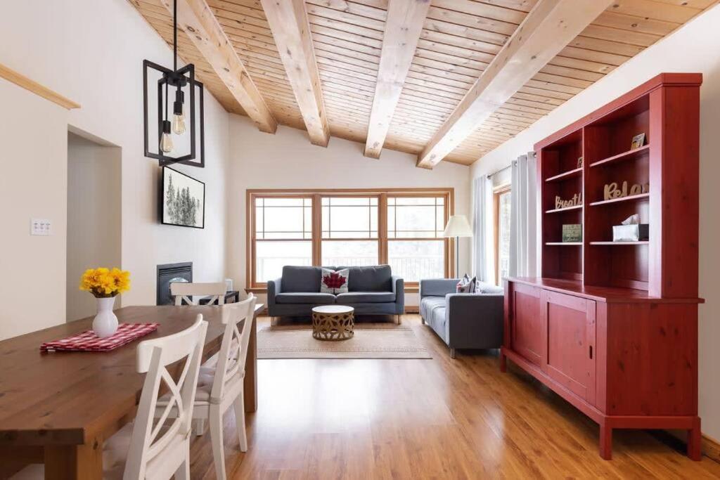 3BR Rebecca Lakehouse with Fireplace Wifi and Dock
