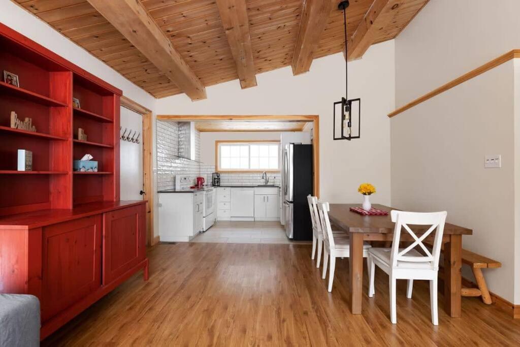 3BR Rebecca Lakehouse with Fireplace Wifi and Dock