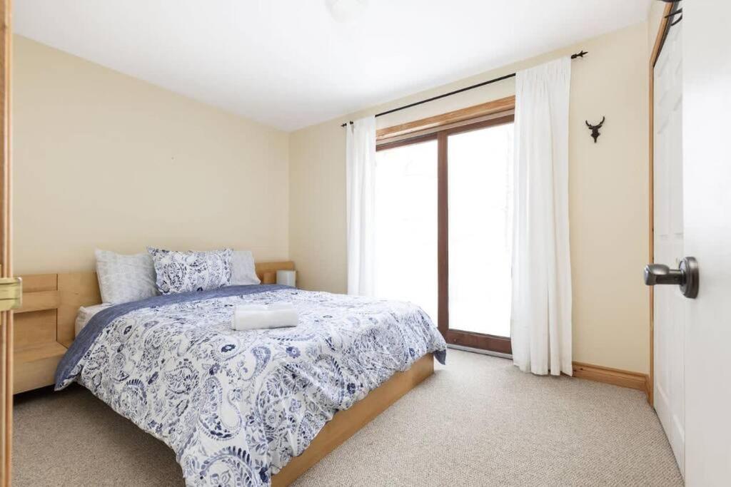 3BR Rebecca Lakehouse with Fireplace Wifi and Dock