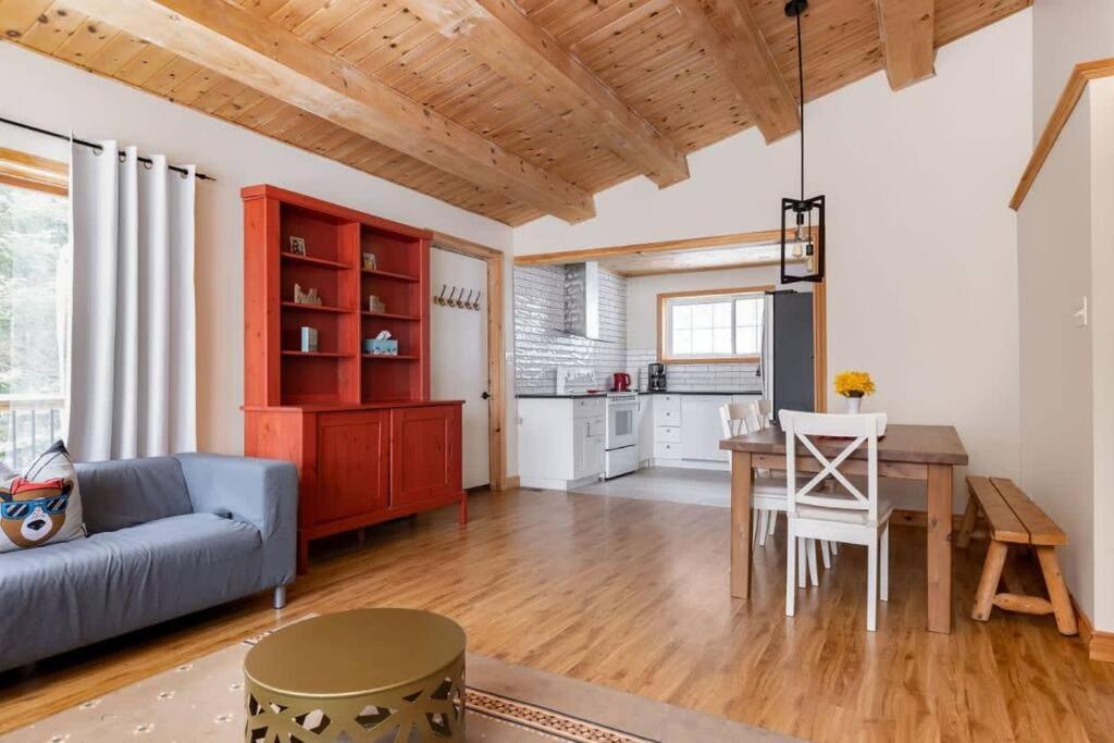 3BR Rebecca Lakehouse with Fireplace Wifi and Dock
