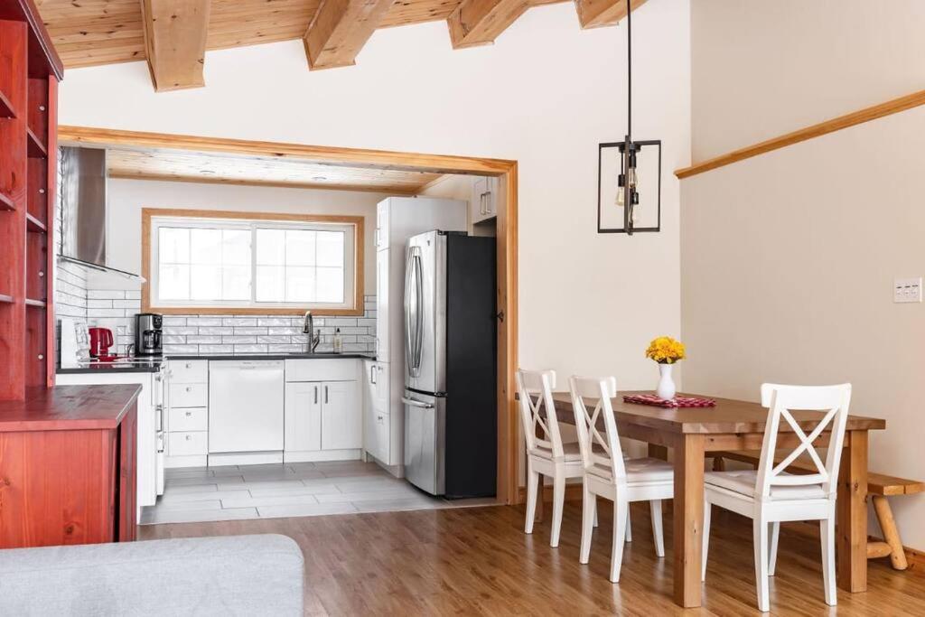 3BR Rebecca Lakehouse with Fireplace Wifi and Dock