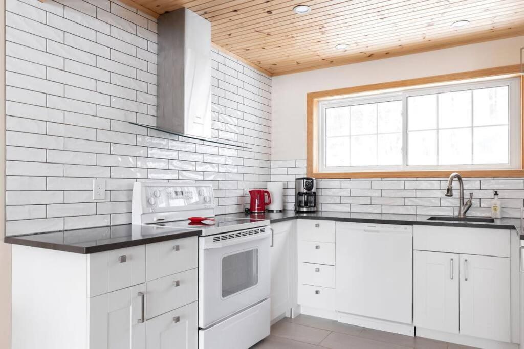 3BR Rebecca Lakehouse with Fireplace Wifi and Dock
