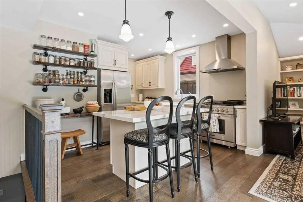 Perfection near the River - 4 Bedroom Villa Complimentary Breakfast Delivered Daily to the Rental