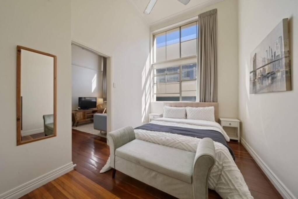 Cool New Yorker CBD Apartment