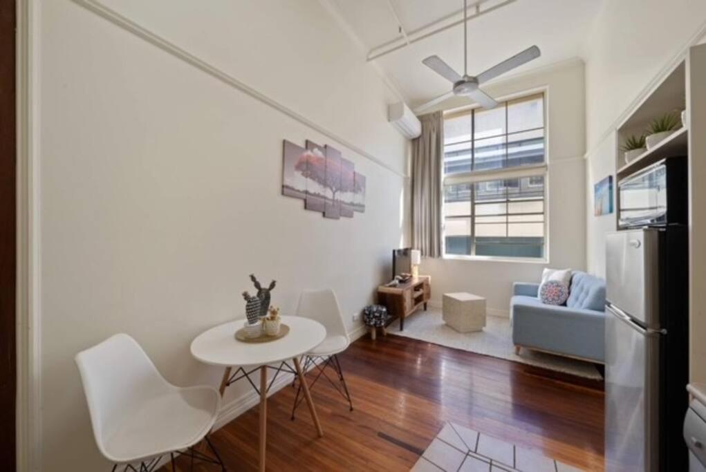 Cool New Yorker CBD Apartment