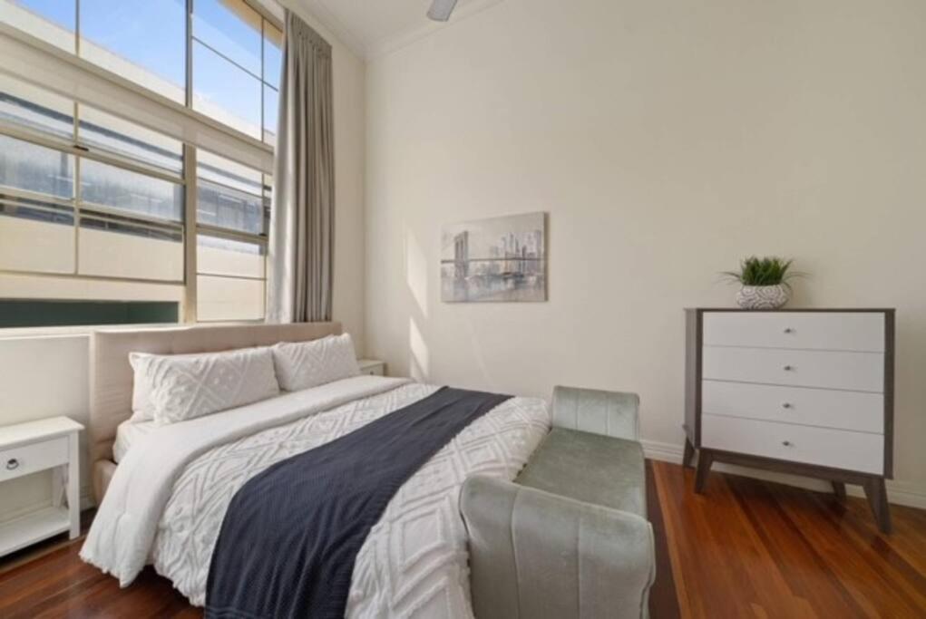 Cool New Yorker CBD Apartment