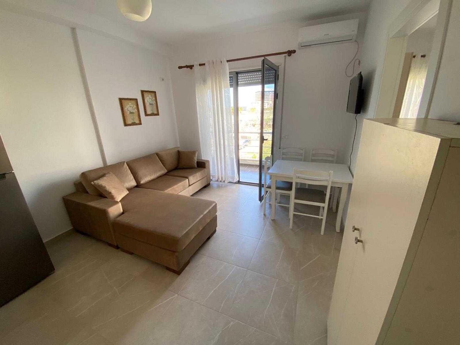 E Apartment photo 4
