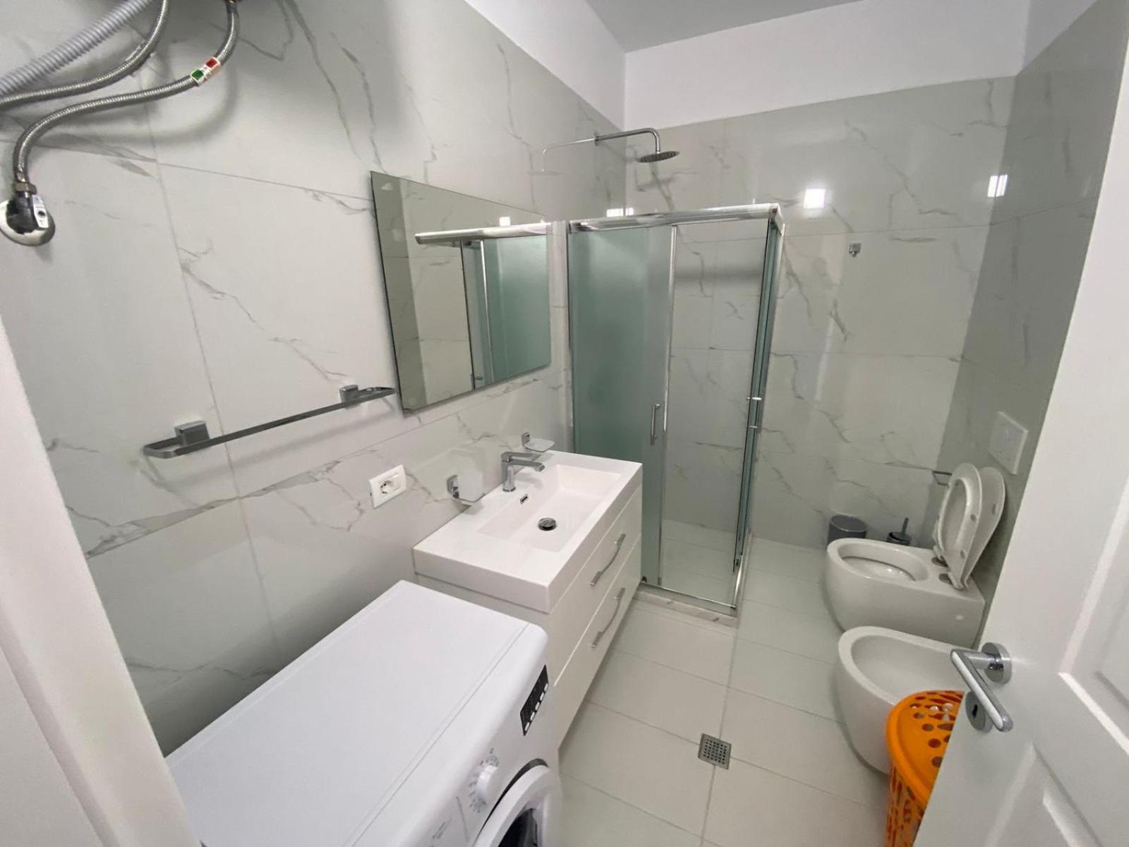 E Apartment photo 2