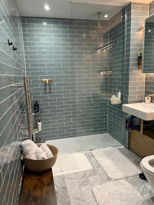 Kew garden, brand new, large 1bd, optical fibre, carpark, cozy view 2