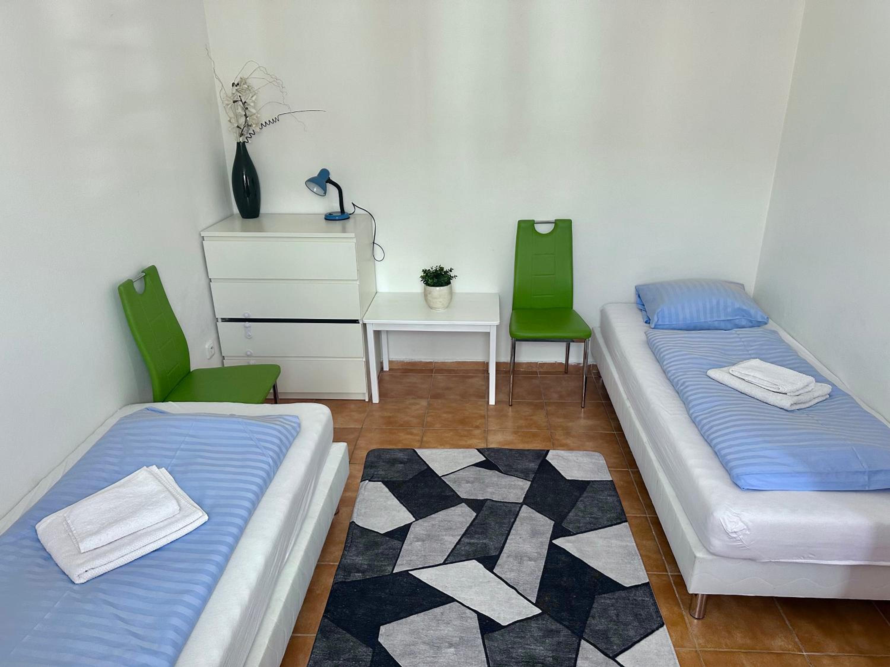 Jsmit Music&Bar&Apartments, balkóny v apartmánah, bar dole