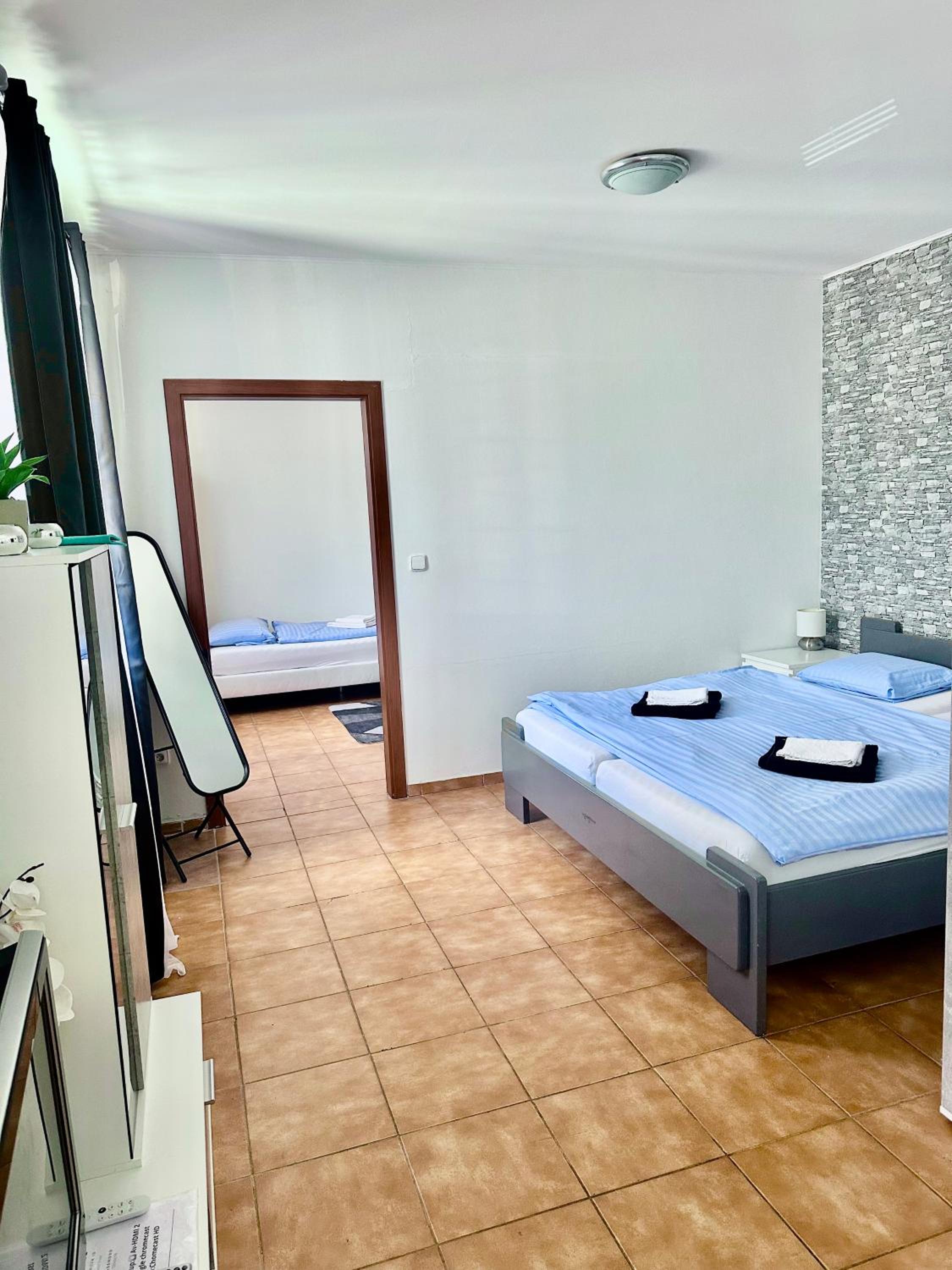 Jsmit Music&Bar&Apartments, balkóny v apartmánah, bar dole