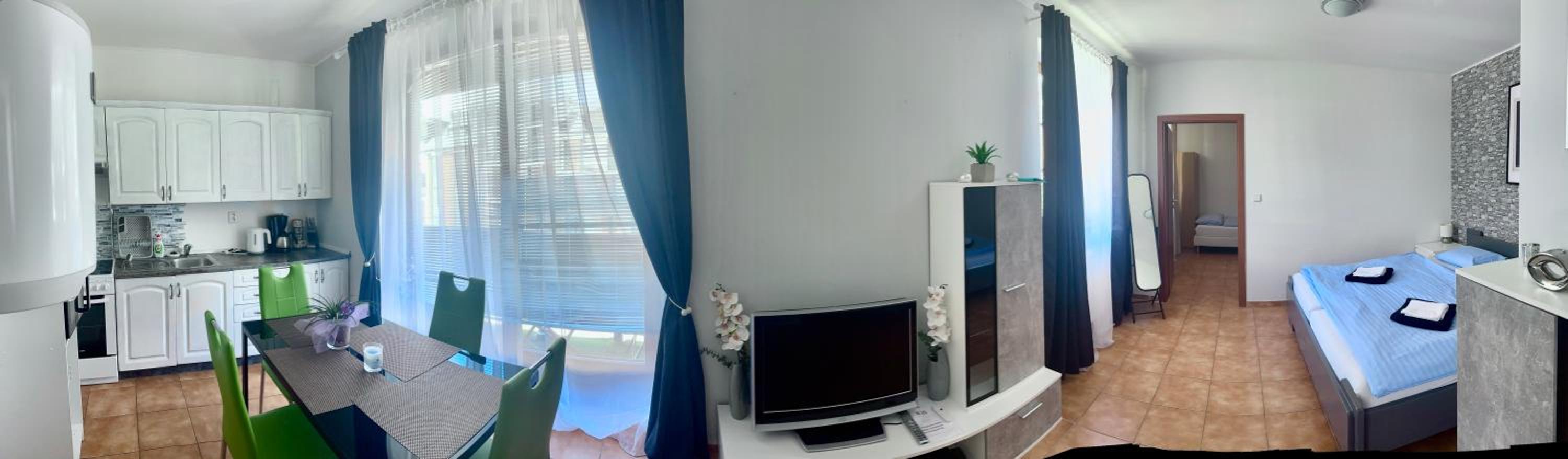 Jsmit Music&Bar&Apartments, balkóny v apartmánah, bar dole