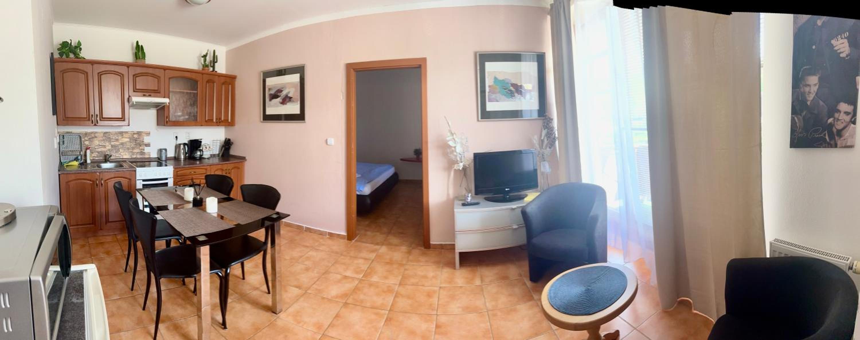Jsmit Music&Bar&Apartments, balkóny v apartmánah, bar dole