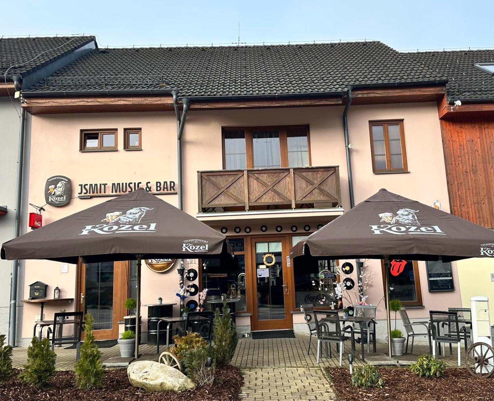 Jsmit Music&Bar&Apartments, balkóny v apartmánah, bar dole