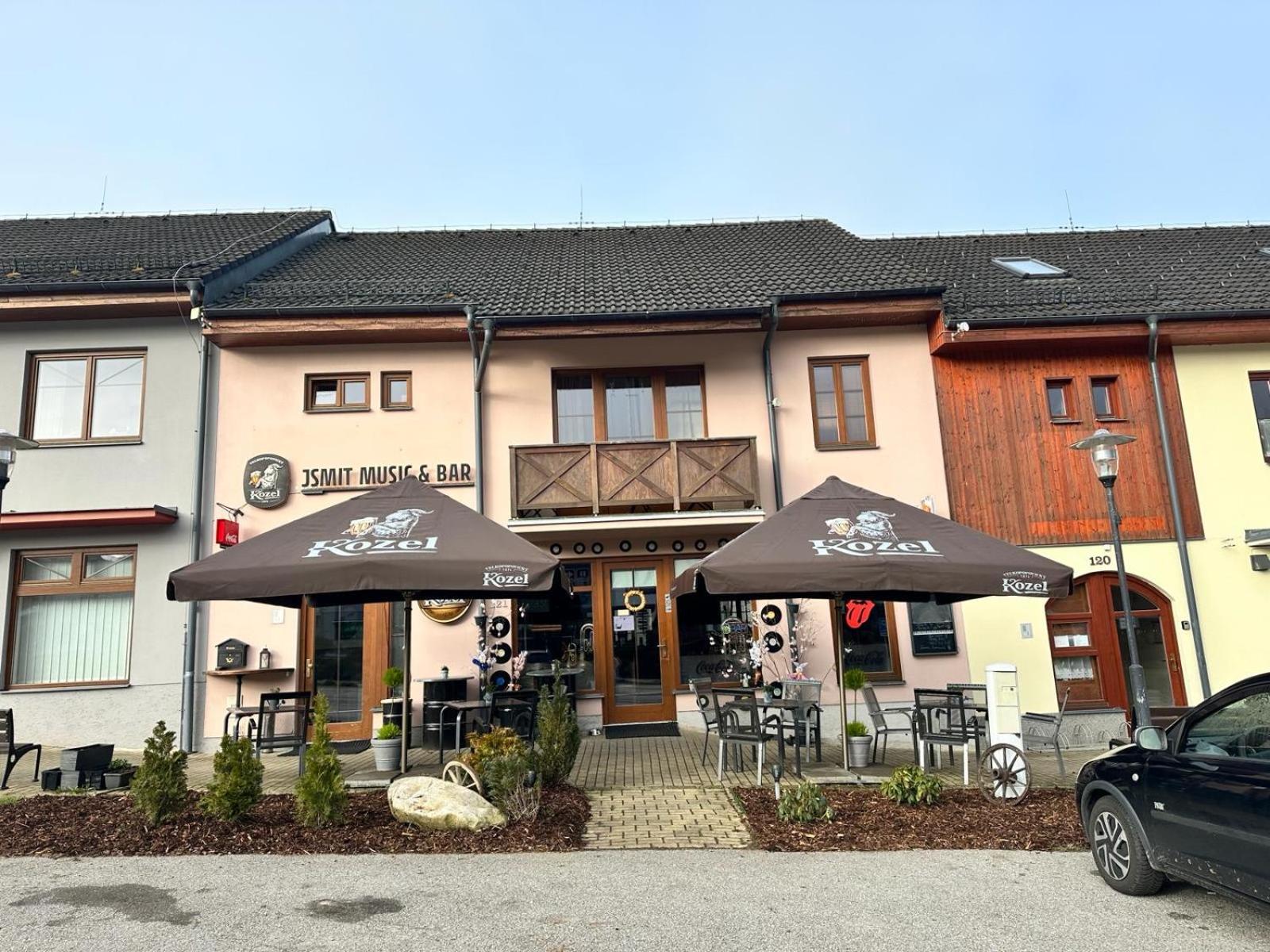 Jsmit Music&Bar&Apartments, balkóny v apartmánah, bar dole