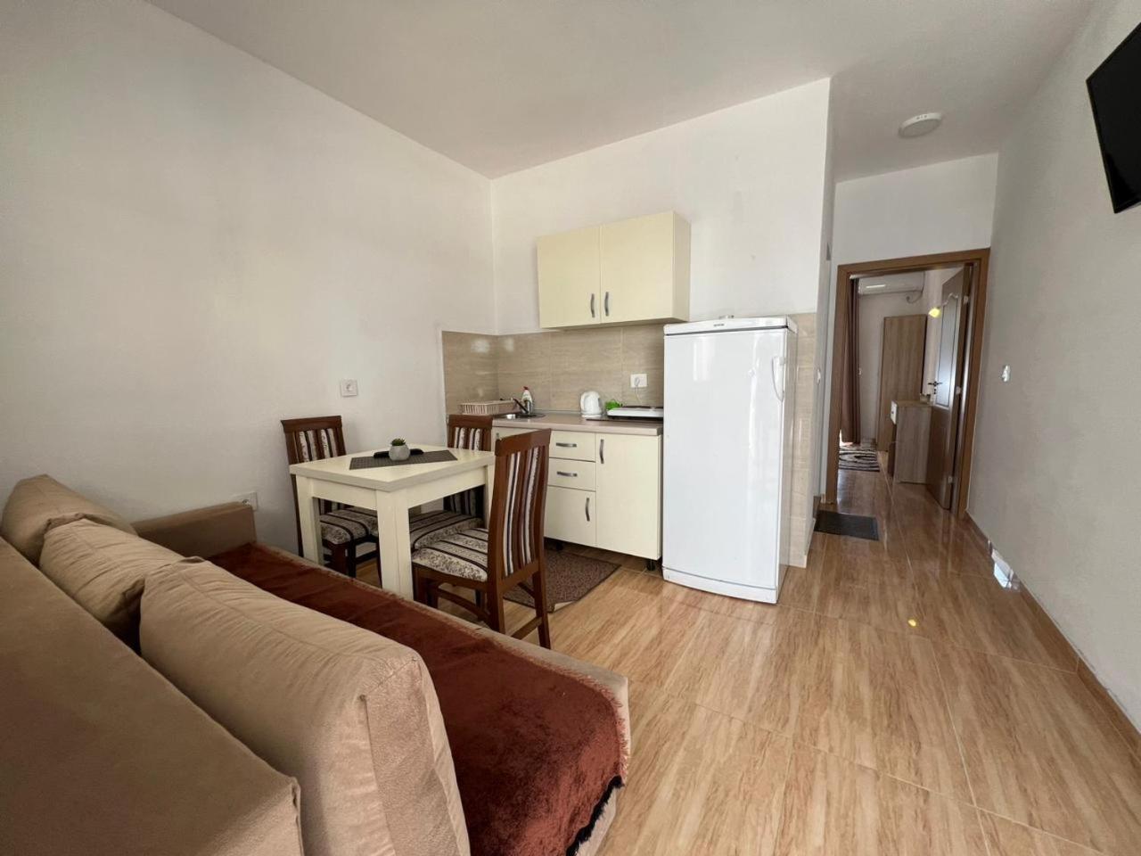 Kontiki Apartments view 5