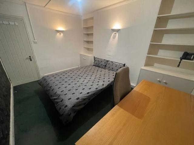London Budget Bliss, London W12, white city, shepherd's bush market