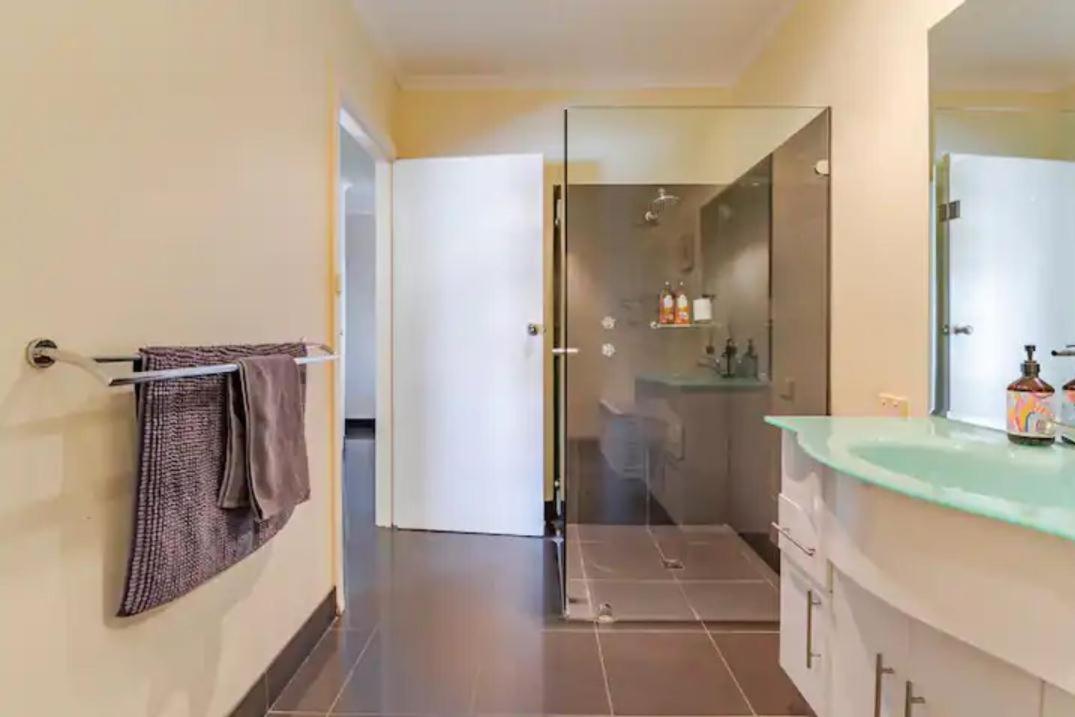Luxurious 3 bedroom beachfront - panoramic views