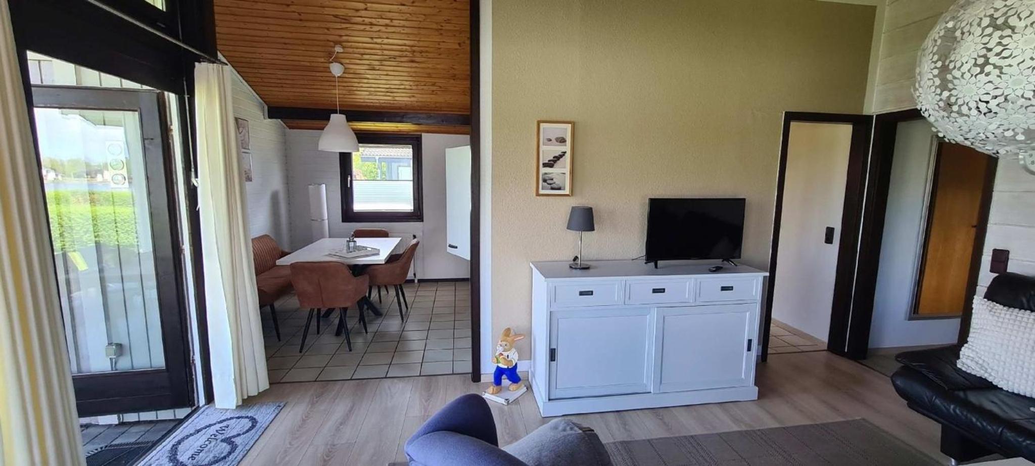 Ferienhaus am Binnensee mit Terrasse und Garten