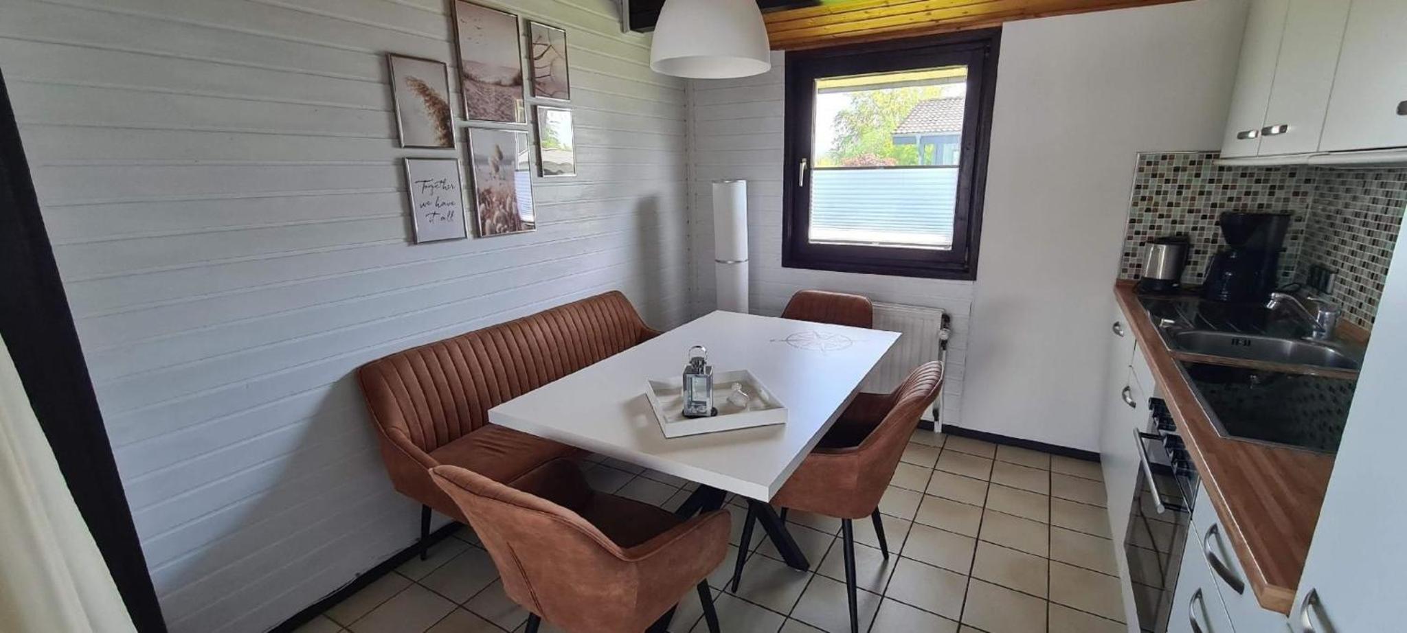 Ferienhaus am Binnensee mit Terrasse und Garten