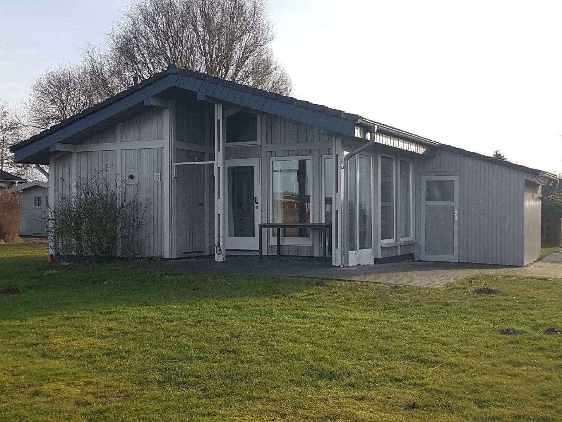 Ferienhaus am Binnensee mit Terrasse und Garten