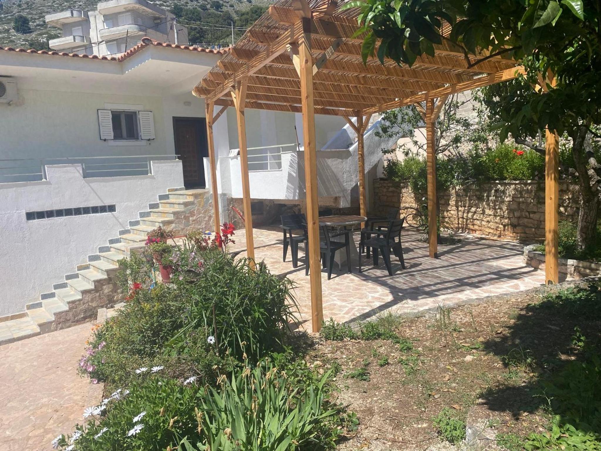 Sarsed Home, Sarande