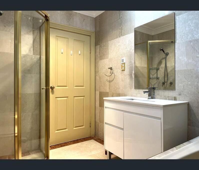 Cozy 4-Bedroom Family House in Central Chatswood