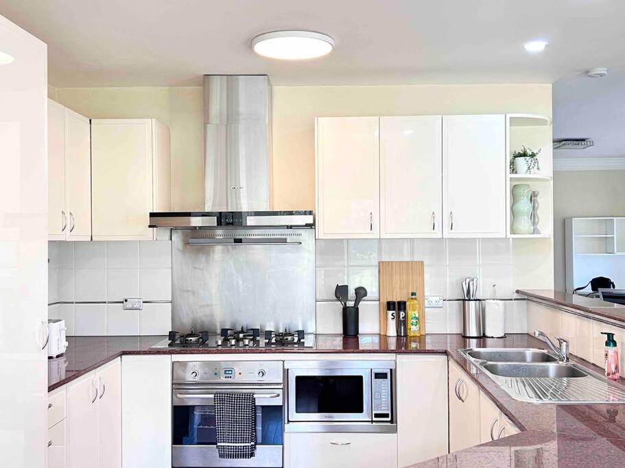 Cozy 4-Bedroom Family House in Central Chatswood