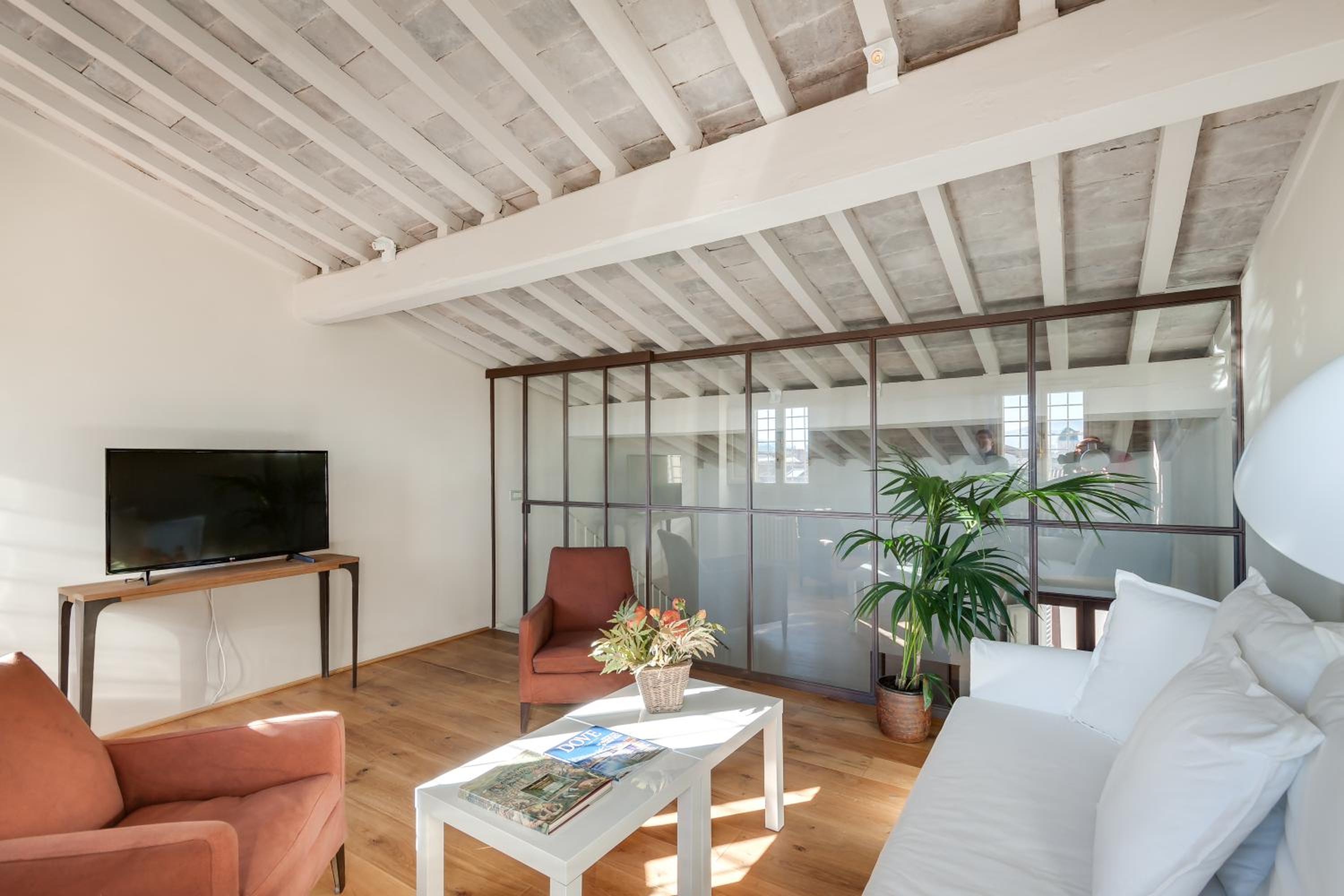 Accademia Frescoes Apartment