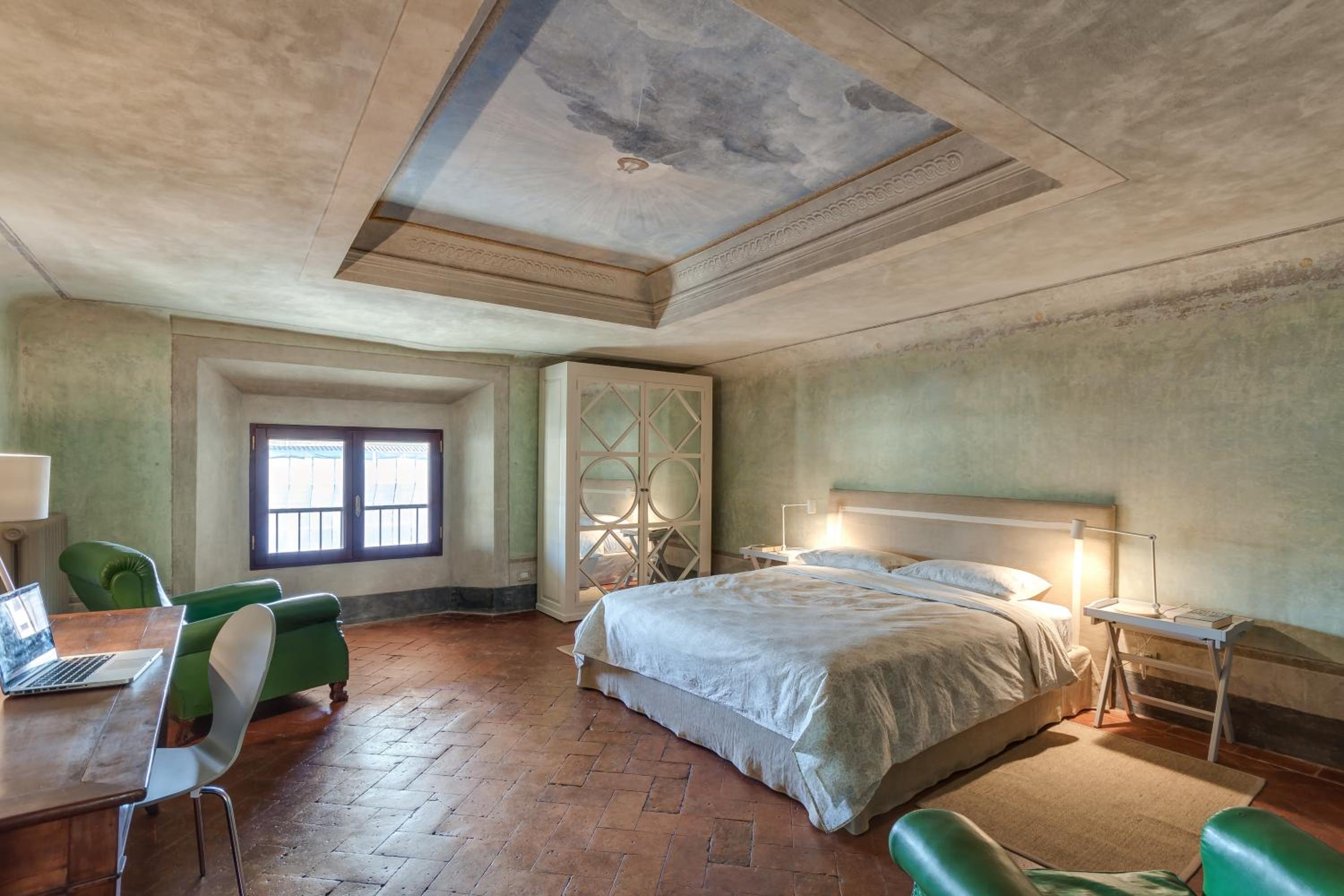 Accademia Frescoes Apartment