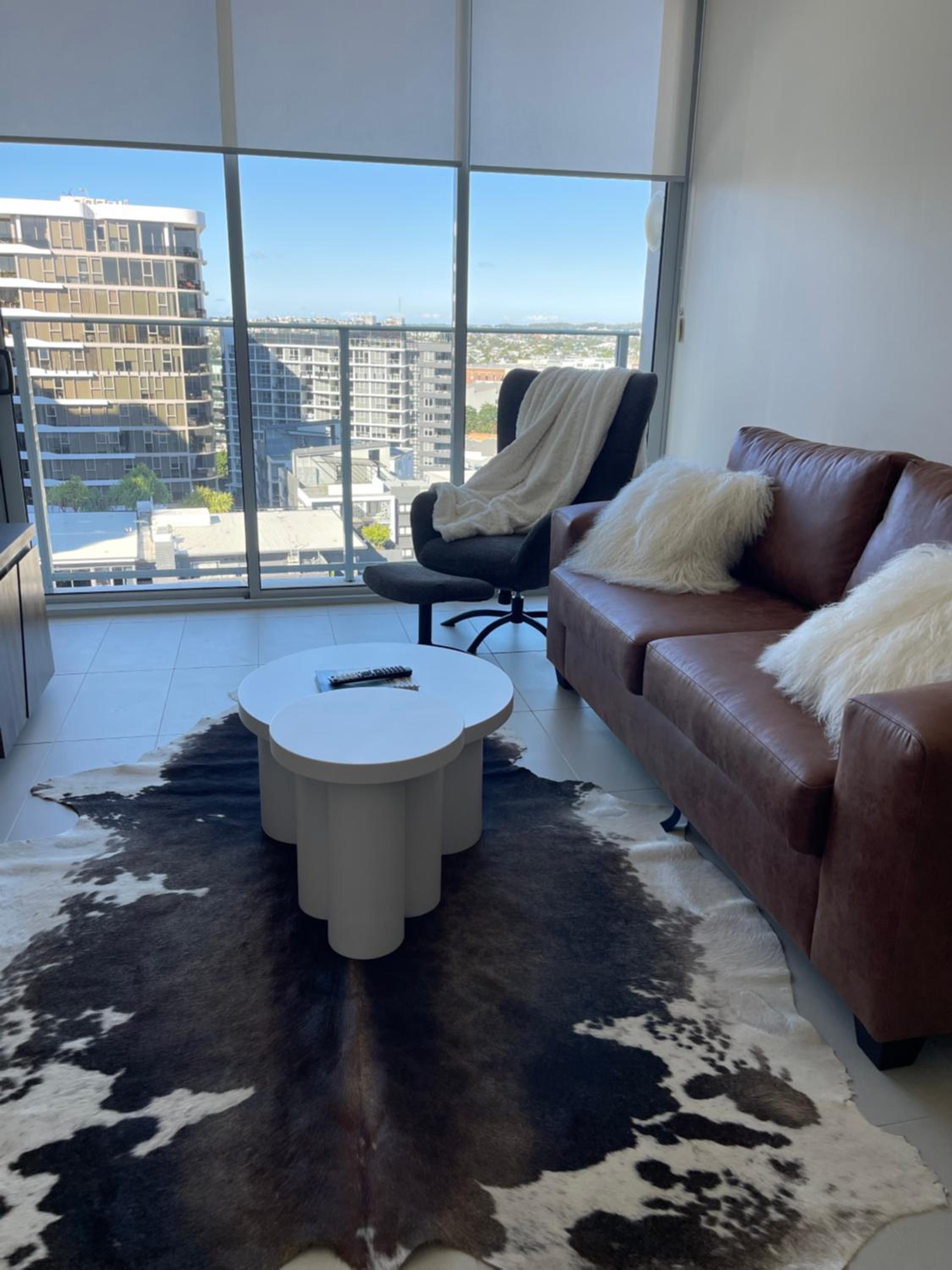 Top-floor Luxe Stay in the City Free parking, pool, gym, wifi