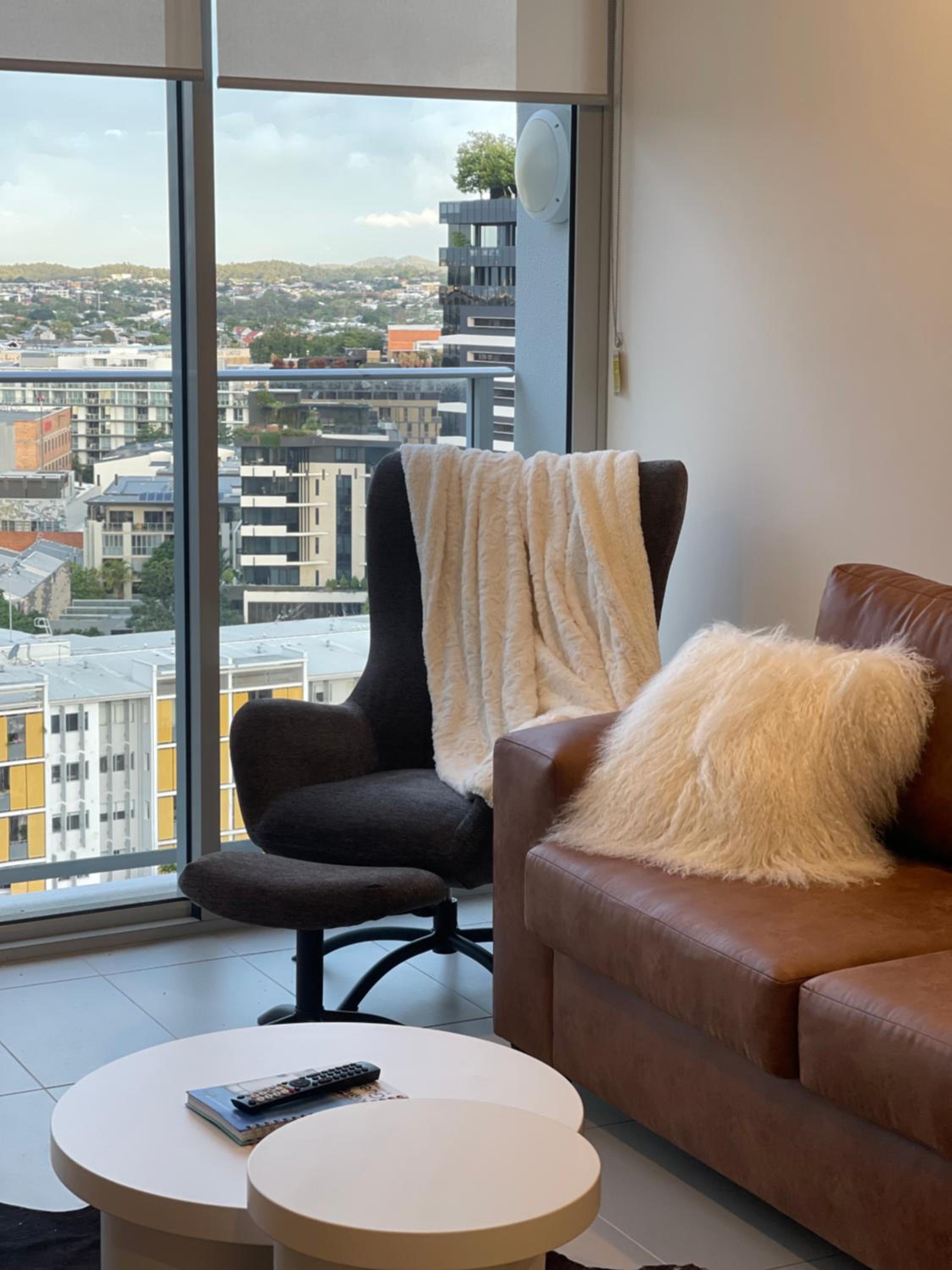 Top-floor Luxe Stay in the City Free parking, pool, gym, wifi