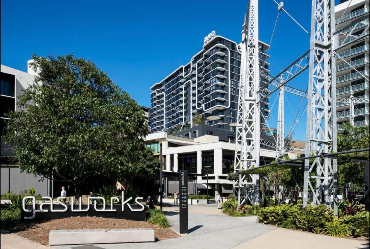 Top-floor Luxe Stay in the City Free parking, pool, gym, wifi