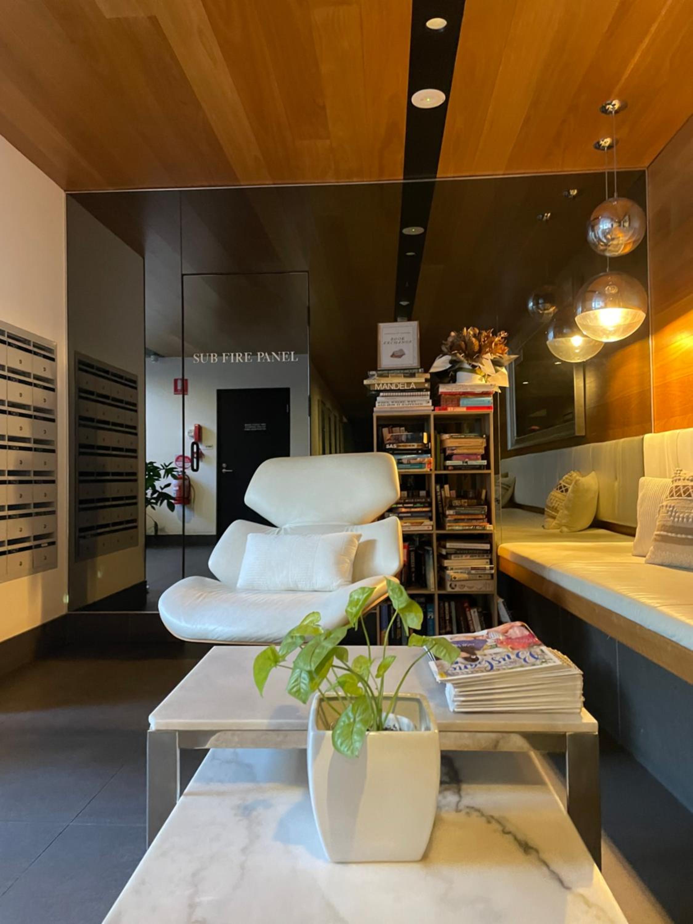 Top-floor Luxe Stay in the City Free parking, pool, gym, wifi